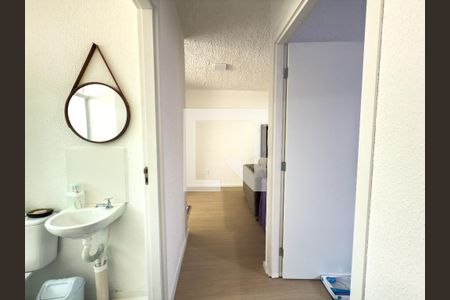 Corredor de apartamento para alugar com 2 quartos, 45m² em Brás de Pina, Rio de Janeiro