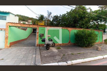 Fachada de casa à venda com 3 quartos, 680m² em Itaipu, Niterói