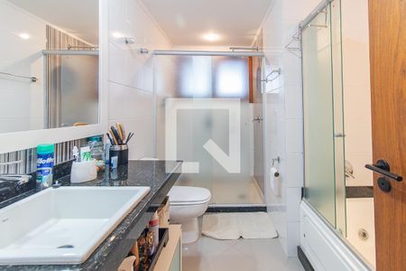Banheiro da Suíte de casa de condomínio à venda com 3 quartos, 382m² em Cristal, Porto Alegre