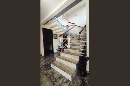 Escada de casa à venda com 2 quartos, 1850m² em Nossa Senhora do Carmo, Contagem