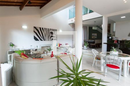 Sala de casa de condomínio à venda com 3 quartos, 268m² em Casa Branca, Brumadinho