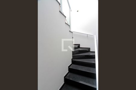 Escada de casa à venda com 3 quartos, 110m² em Parque Sao Domingos, São Paulo