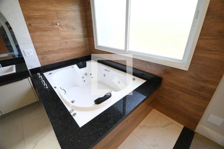 Banheiro Quarto 1 - Suíte de casa de condomínio à venda com 4 quartos, 402m² em Alphaville Dom Pedro, Campinas
