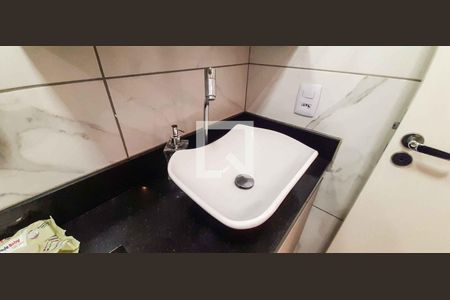 Banheiro Social de apartamento à venda com 2 quartos, 48m² em Padroeira, Osasco