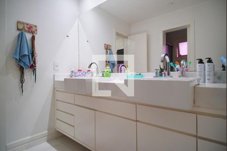 Banheiro das Suíte Americanas 2 e 3 de casa à venda com 3 quartos, 240m² em Passo D’areia, Porto Alegre