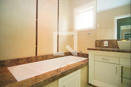 Banheiro da Suíte de casa à venda com 3 quartos, 240m² em Passo D’areia, Porto Alegre