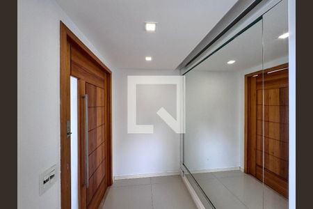 Sala de casa de condomínio para alugar com 4 quartos, 387m² em Jacarepaguá, Rio de Janeiro