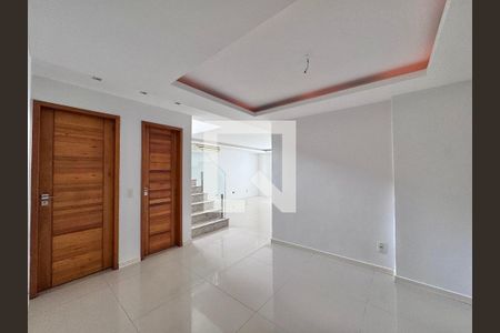 Sala de casa de condomínio para alugar com 4 quartos, 387m² em Jacarepaguá, Rio de Janeiro
