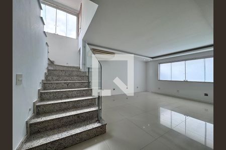 Sala de casa de condomínio para alugar com 4 quartos, 387m² em Jacarepaguá, Rio de Janeiro