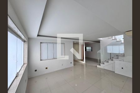 Sala de casa de condomínio para alugar com 4 quartos, 387m² em Jacarepaguá, Rio de Janeiro