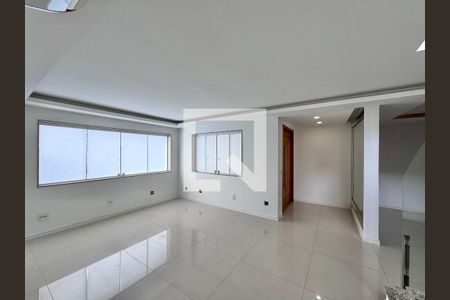 Sala de casa de condomínio para alugar com 4 quartos, 387m² em Jacarepaguá, Rio de Janeiro