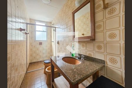 Banheiro de apartamento para alugar com 2 quartos, 70m² em Vila Luis Antonio, Guarujá