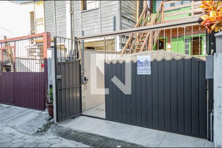 Plaquinha / Fachada de kitnet/studio para alugar com 1 quarto, 37m² em Lagoa Pequena, Florianópolis