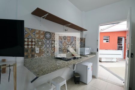 Cozinha de apartamento para alugar com 1 quarto, 20m² em Jardim Virginia, Guarujá