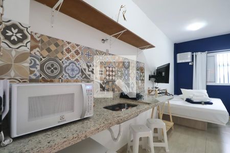 Cozinha de apartamento para alugar com 1 quarto, 20m² em Jardim Virginia, Guarujá