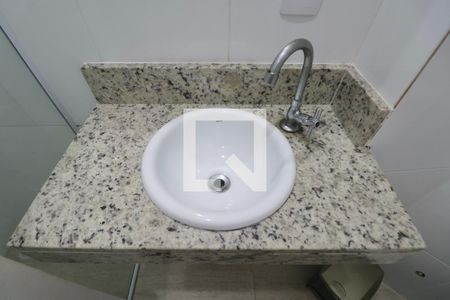 Banheiro Social de kitnet/studio para alugar com 1 quarto, 29m² em Jardim Virginia, Guarujá