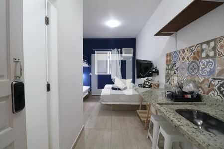 Cozinha de apartamento para alugar com 1 quarto, 25m² em Jardim Virginia, Guarujá