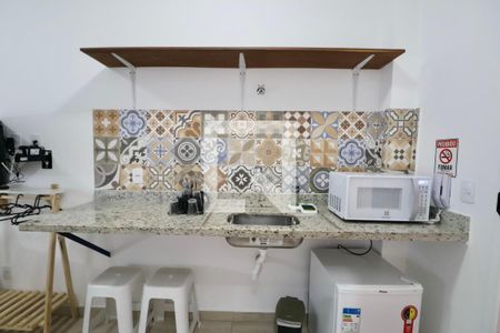 Cozinha de apartamento para alugar com 1 quarto, 25m² em Jardim Virginia, Guarujá