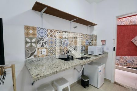 Cozinha de apartamento para alugar com 1 quarto, 20m² em Jardim Virginia, Guarujá