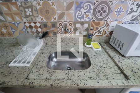 Cozinha de apartamento para alugar com 1 quarto, 20m² em Jardim Virginia, Guarujá