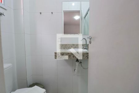 Banheiro Social de apartamento para alugar com 1 quarto, 20m² em Jardim Virginia, Guarujá