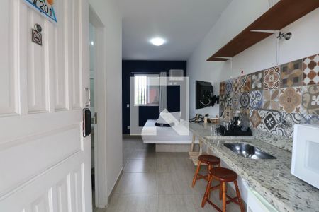 Cozinha de apartamento para alugar com 1 quarto, 20m² em Jardim Virginia, Guarujá