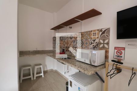 Cozinha de apartamento para alugar com 1 quarto, 20m² em Jardim Virginia, Guarujá
