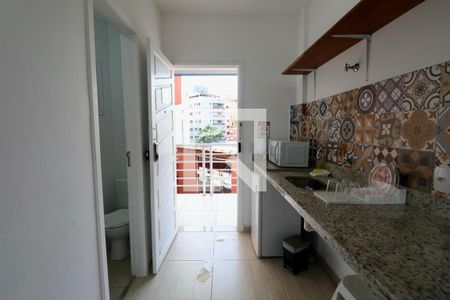 Cozinha de apartamento para alugar com 1 quarto, 20m² em Jardim Virginia, Guarujá