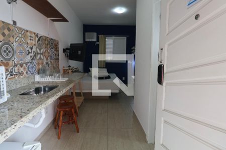 Cozinha de apartamento para alugar com 1 quarto, 20m² em Jardim Virginia, Guarujá