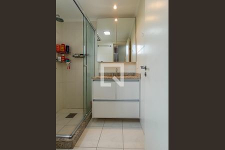 Banheiro social de casa de condomínio à venda com 3 quartos, 240m² em Teresópolis, Porto Alegre