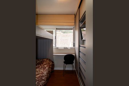 Quarto  de casa de condomínio à venda com 3 quartos, 240m² em Teresópolis, Porto Alegre