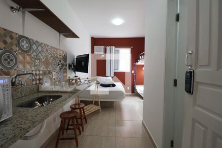 Cozinha de apartamento para alugar com 1 quarto, 20m² em Jardim Virginia, Guarujá