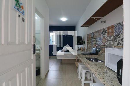 Cozinha de apartamento para alugar com 1 quarto, 25m² em Jardim Virginia, Guarujá