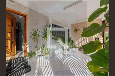 Casa à venda com 3 quartos, 250m² em Vila Gumercindo, São Paulo