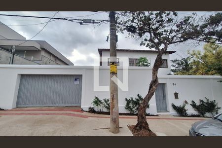 Fachada de casa à venda com 6 quartos, 300m² em Castelo, Belo Horizonte