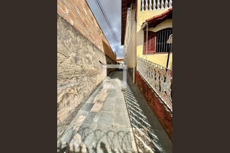 Garagem de casa à venda com 8 quartos, 370m² em São João Batista, Belo Horizonte
