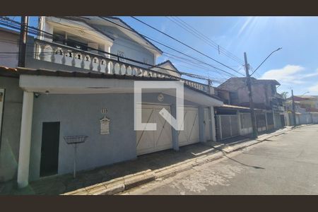 Fachada do imóvel com placa QuintoAndar de casa à venda com 5 quartos, 306m² em Jardim Santa Clara, Guarulhos