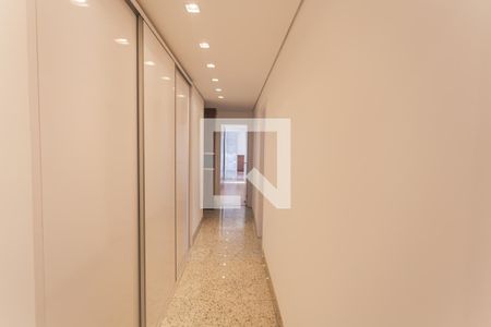 Corredor de apartamento à venda com 4 quartos, 392m² em Serra, Belo Horizonte