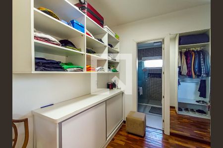Closet da suíte 1 de casa de condomínio à venda com 5 quartos, 490m² em Teresópolis, Porto Alegre