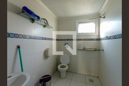 Banheiro de Serviço de casa de condomínio à venda com 5 quartos, 490m² em Teresópolis, Porto Alegre