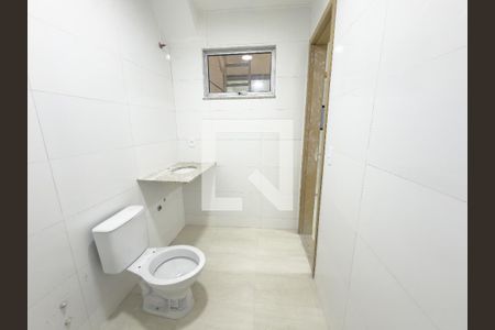 Banheiro de apartamento para alugar com 1 quarto, 39m² em Olaria, Rio de Janeiro