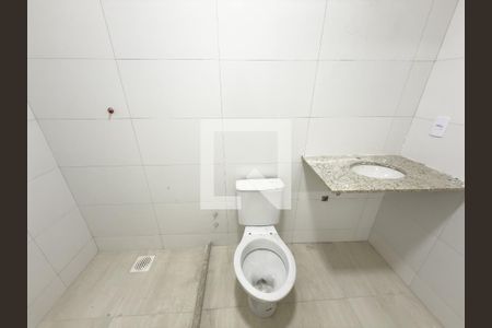 Banheiro de apartamento para alugar com 1 quarto, 39m² em Olaria, Rio de Janeiro