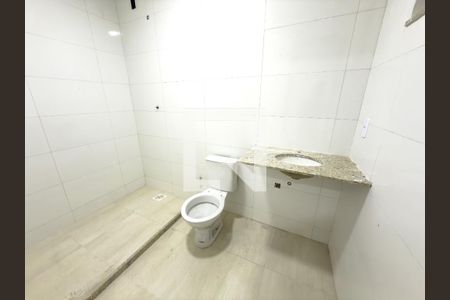 Banheiro de apartamento para alugar com 1 quarto, 39m² em Olaria, Rio de Janeiro