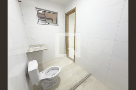 Banheiro de apartamento para alugar com 1 quarto, 39m² em Olaria, Rio de Janeiro