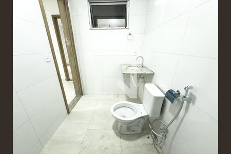 Banheiro de apartamento para alugar com 1 quarto, 35m² em Olaria, Rio de Janeiro