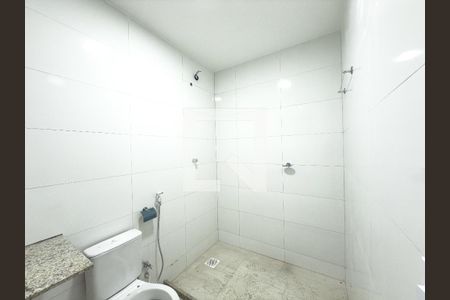 Banheiro de apartamento para alugar com 1 quarto, 35m² em Olaria, Rio de Janeiro