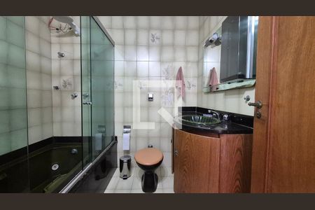 Banheiro da suíte de casa à venda com 3 quartos, 300m² em Vila Scarpelli, Santo André