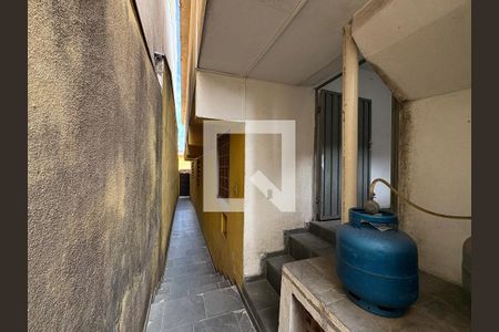 Quintal entre as casas  de casa à venda com 5 quartos, 264m² em Vila Sao Pedro, Santo André