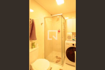 Banheiro de apartamento à venda com 1 quarto, 34m² em Passo D’areia, Porto Alegre