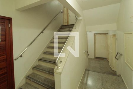 Escada de apartamento à venda com 1 quarto, 34m² em Passo D’areia, Porto Alegre